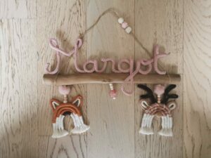 Prénom tricotin sur bois flotté et animaux